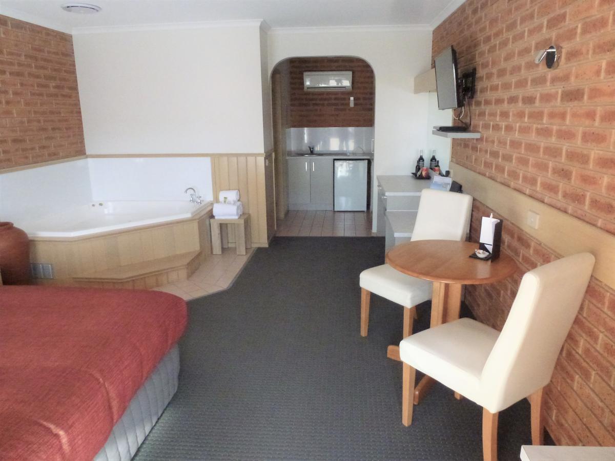 Colonial Motor Inn Bairnsdale Golden Chain Property Exterior photo