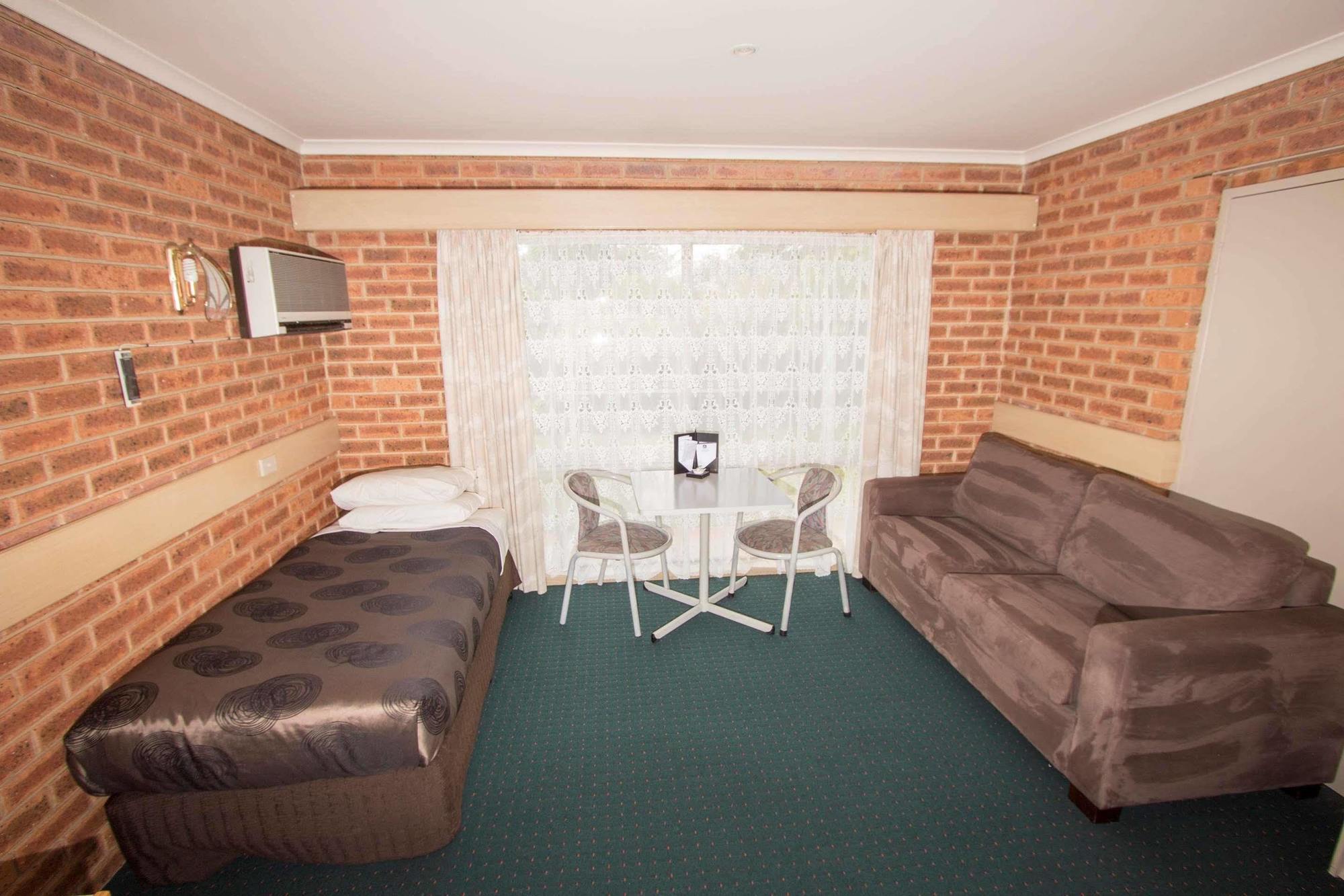 Colonial Motor Inn Bairnsdale Golden Chain Property Exterior photo