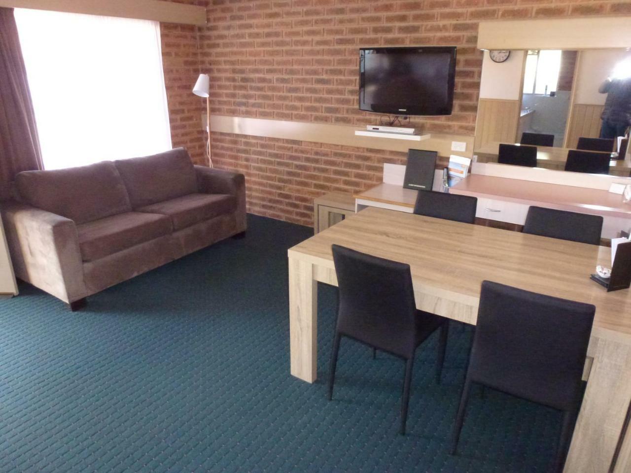 Colonial Motor Inn Bairnsdale Golden Chain Property Exterior photo