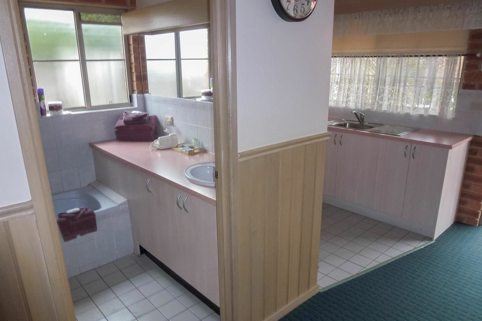 Colonial Motor Inn Bairnsdale Golden Chain Property Exterior photo